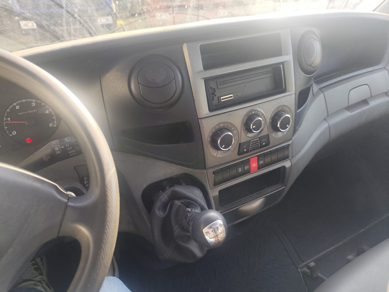 Autoutilitară basculantă IVECO DAILY 35C13: Foto 30