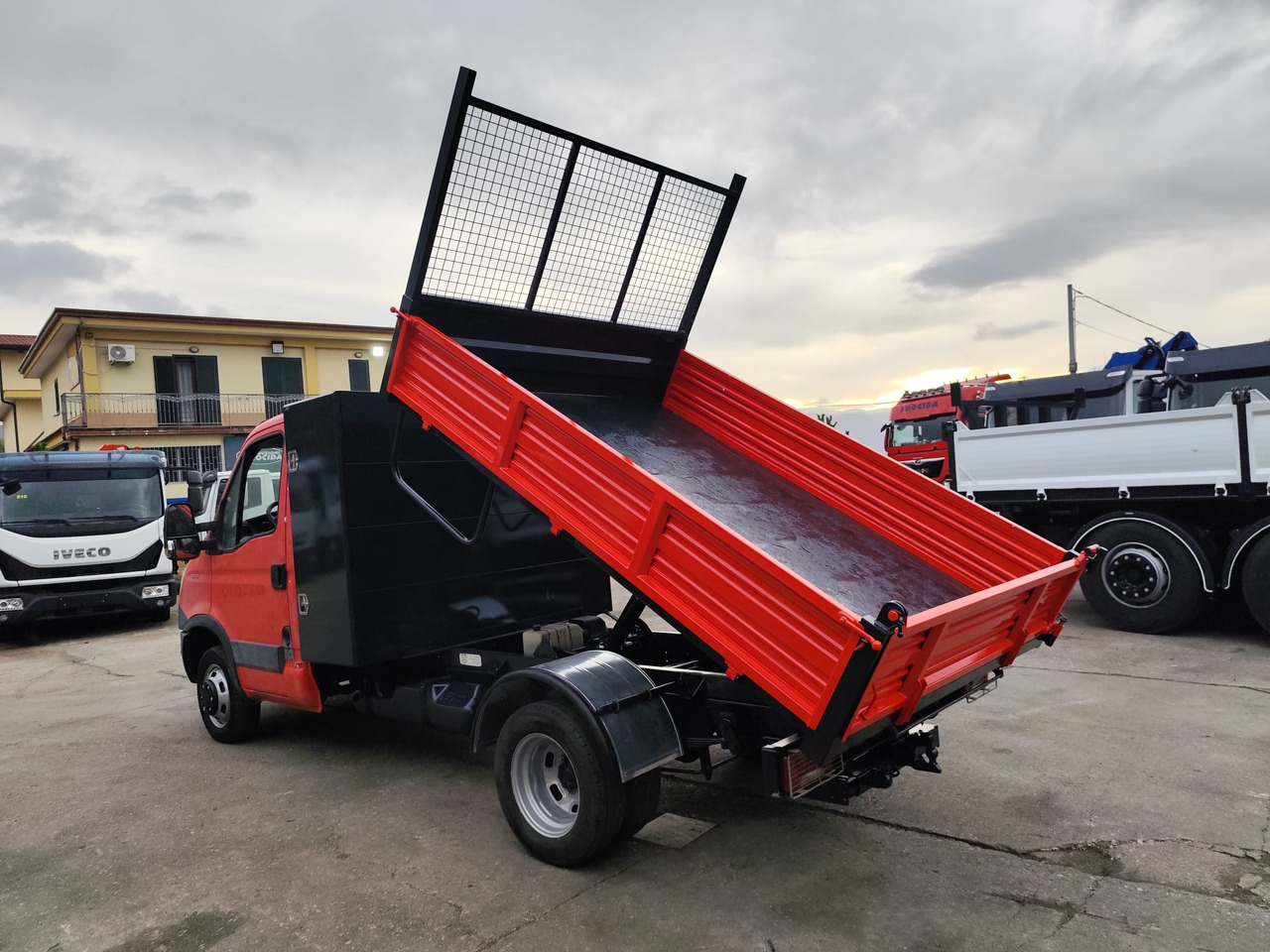 IVECO DAILY 35C13 - Autoutilitară basculantă: Foto 5 IVECO DAILY 35C13 - Autoutilitară basculantă: Foto 5