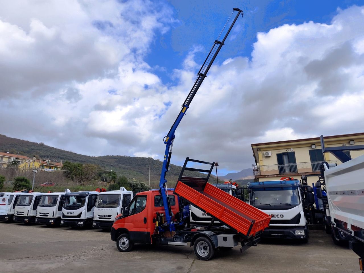IVECO DAILY 35C13 - Camion cu macara: Foto 4 IVECO DAILY 35C13 - Camion cu macara: Foto 4