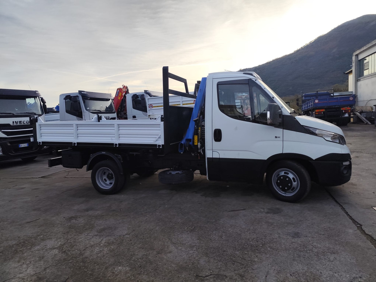 IVECO DAILY 35C15 - Camion cu macara, Autoutilitară basculantă: Foto 5 IVECO DAILY 35C15 - Camion cu macara, Autoutilitară basculantă: Foto 5