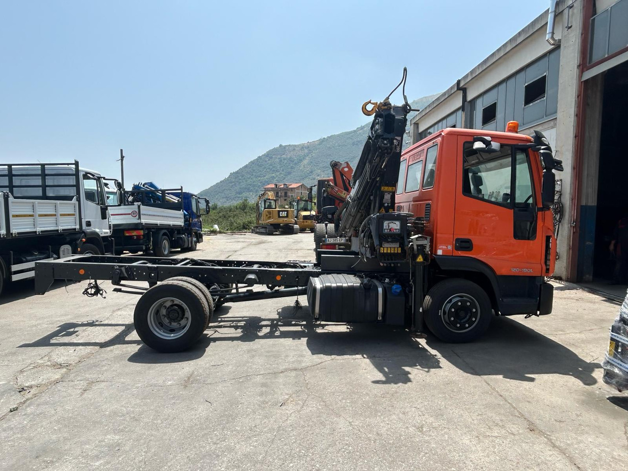 IVECO EUROCARGO 120-190L - Camion cu macara: Foto 2 IVECO EUROCARGO 120-190L - Camion cu macara: Foto 2