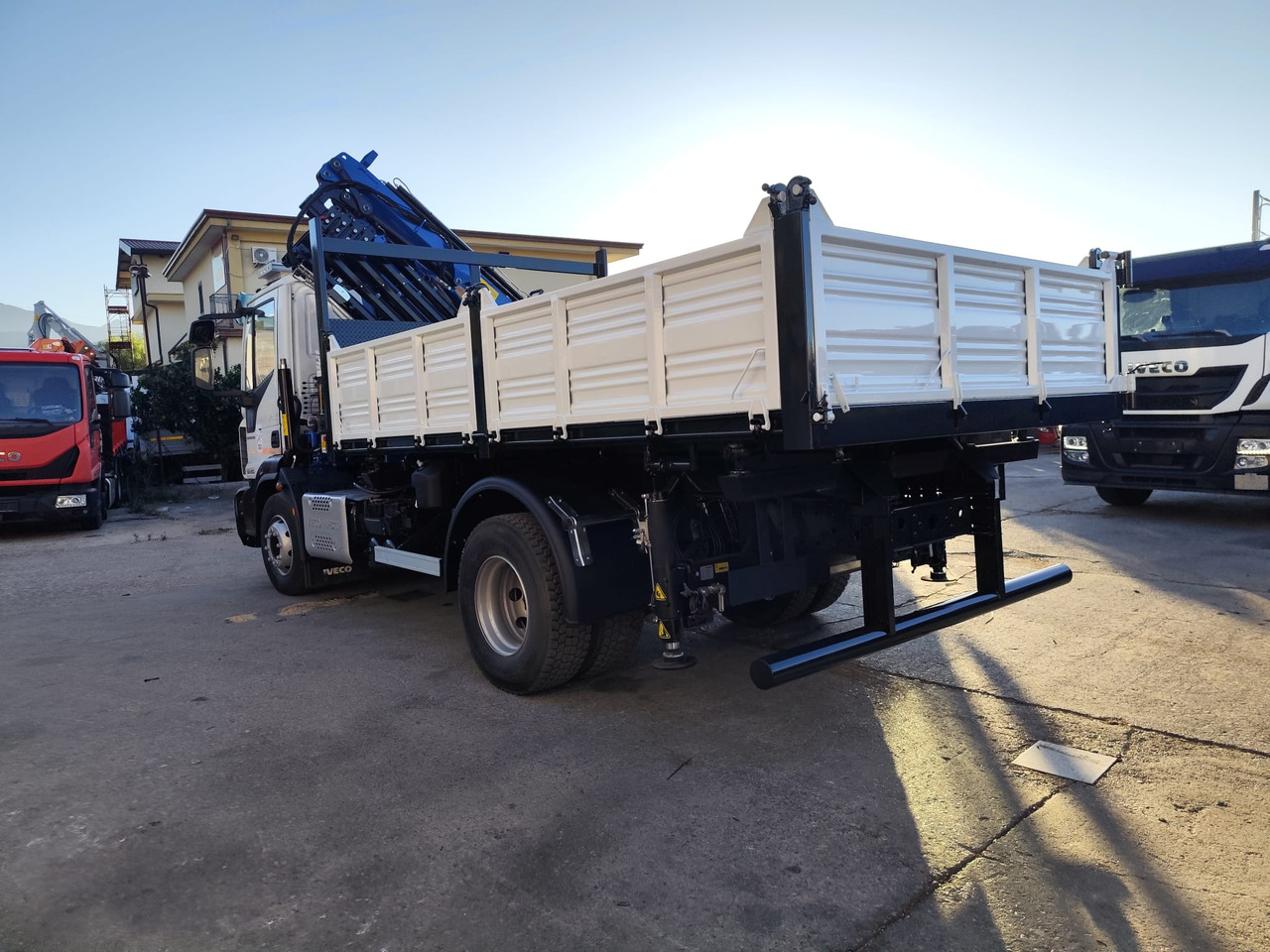 IVECO EUROCARGO 160-250 - Camion cu macara, Camion basculantă: Foto 3 IVECO EUROCARGO 160-250 - Camion cu macara, Camion basculantă: Foto 3