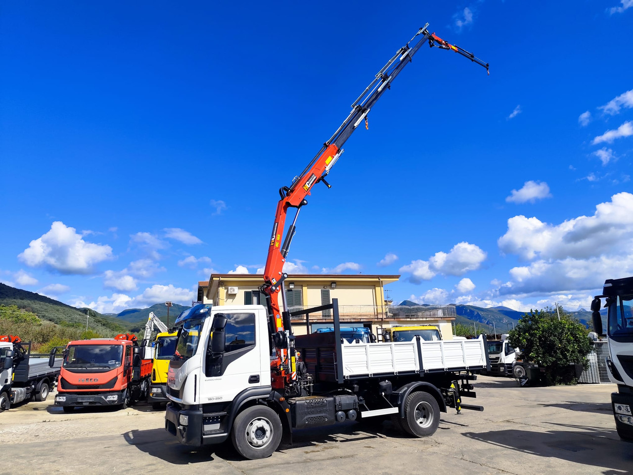 IVECO EUROCARGO 160-250 - Camion cu macara, Camion basculantă: Foto 4 IVECO EUROCARGO 160-250 - Camion cu macara, Camion basculantă: Foto 4