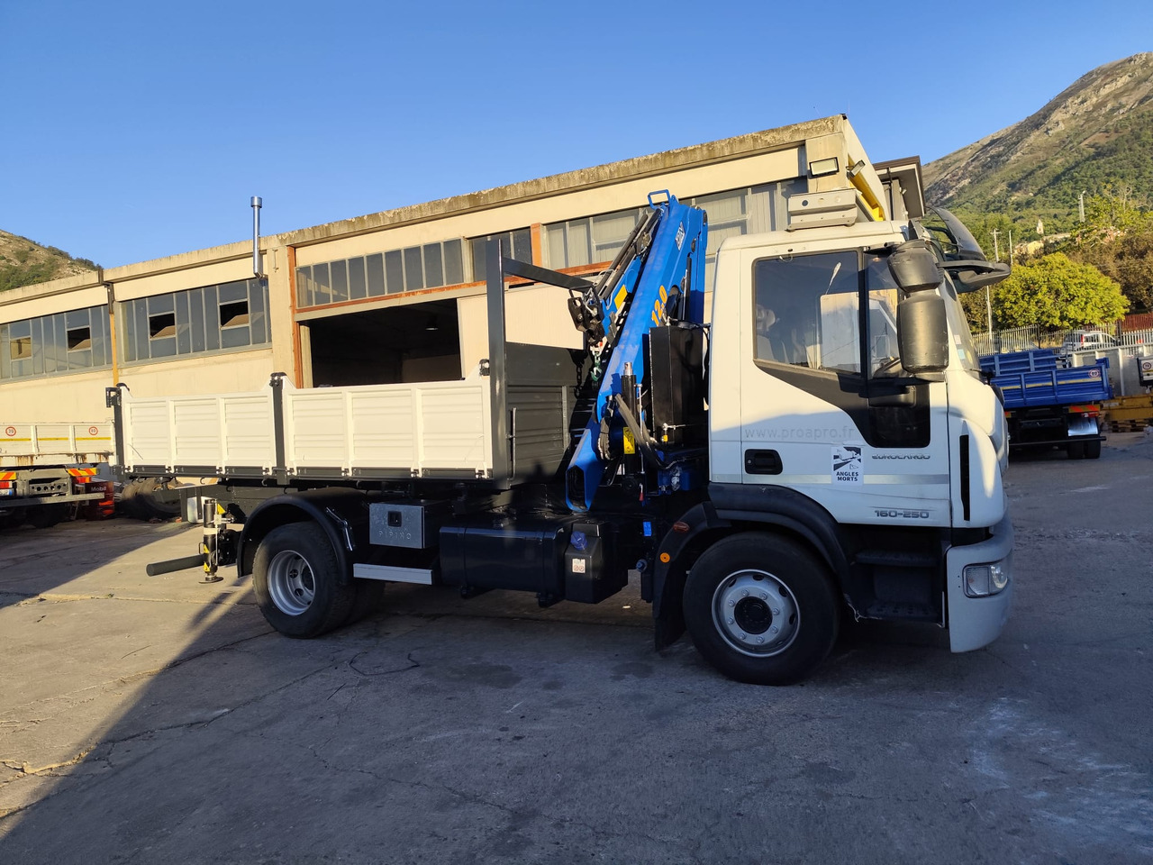 IVECO EUROCARGO 160-250 - Camion cu macara, Camion basculantă: Foto 5 IVECO EUROCARGO 160-250 - Camion cu macara, Camion basculantă: Foto 5