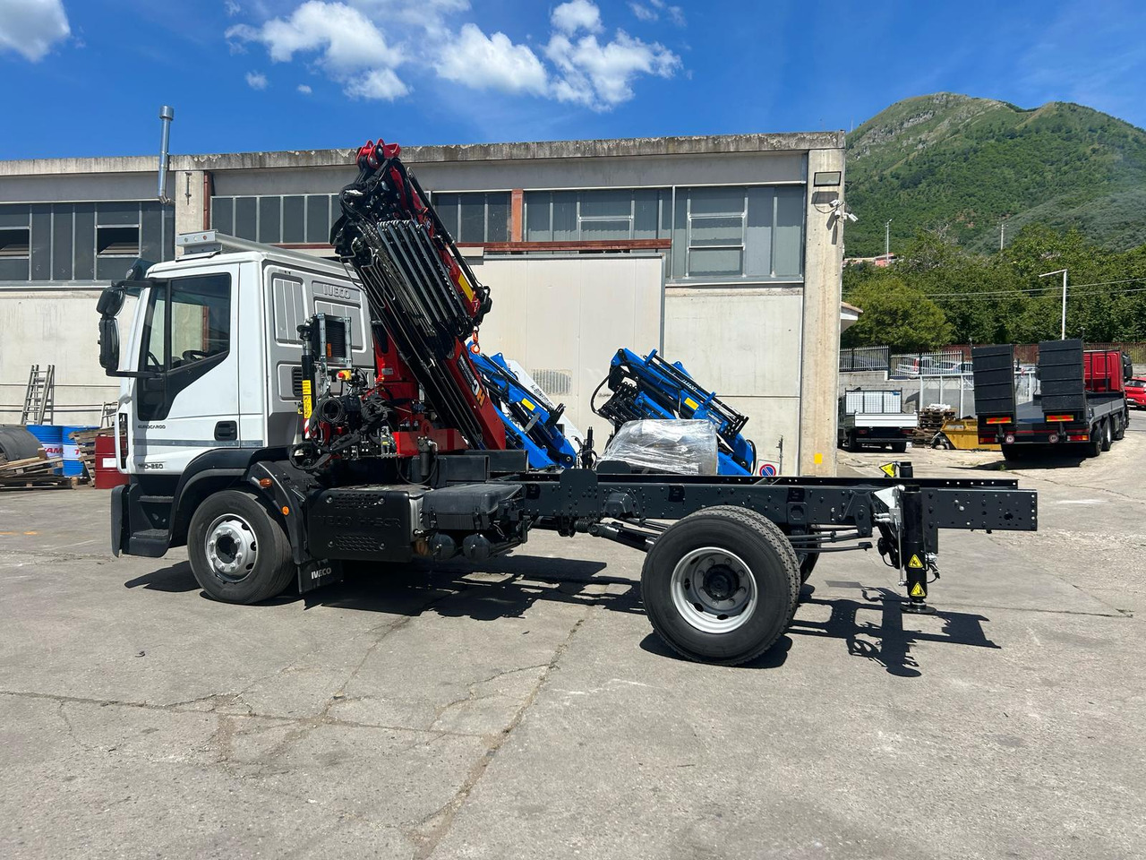 IVECO EUROCARGO 160-250 - Camion cu macara: Foto 5 IVECO EUROCARGO 160-250 - Camion cu macara: Foto 5