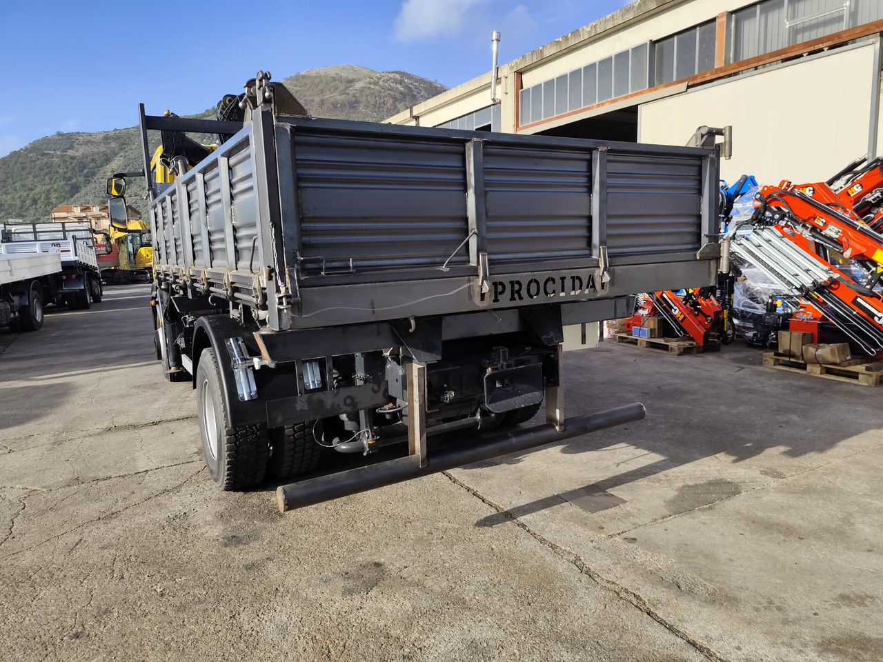 IVECO EUROCARGO 160E30 - Camion cu macara: Foto 2 IVECO EUROCARGO 160E30 - Camion cu macara: Foto 2