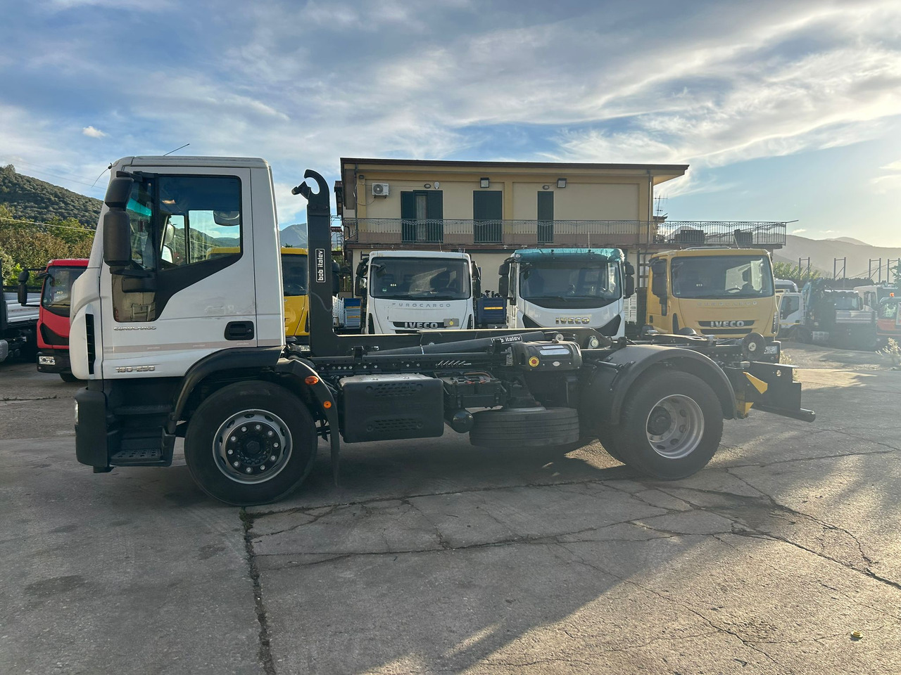 IVECO EUROCARGO 180-250 - Camion cu cârlig, Camion cu macara: Foto 4 IVECO EUROCARGO 180-250 - Camion cu cârlig, Camion cu macara: Foto 4