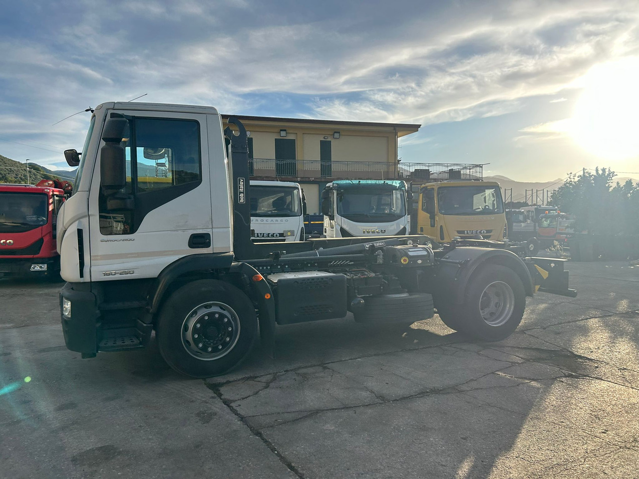 IVECO EUROCARGO 180-250 - Camion cu cârlig, Camion cu macara: Foto 3 IVECO EUROCARGO 180-250 - Camion cu cârlig, Camion cu macara: Foto 3