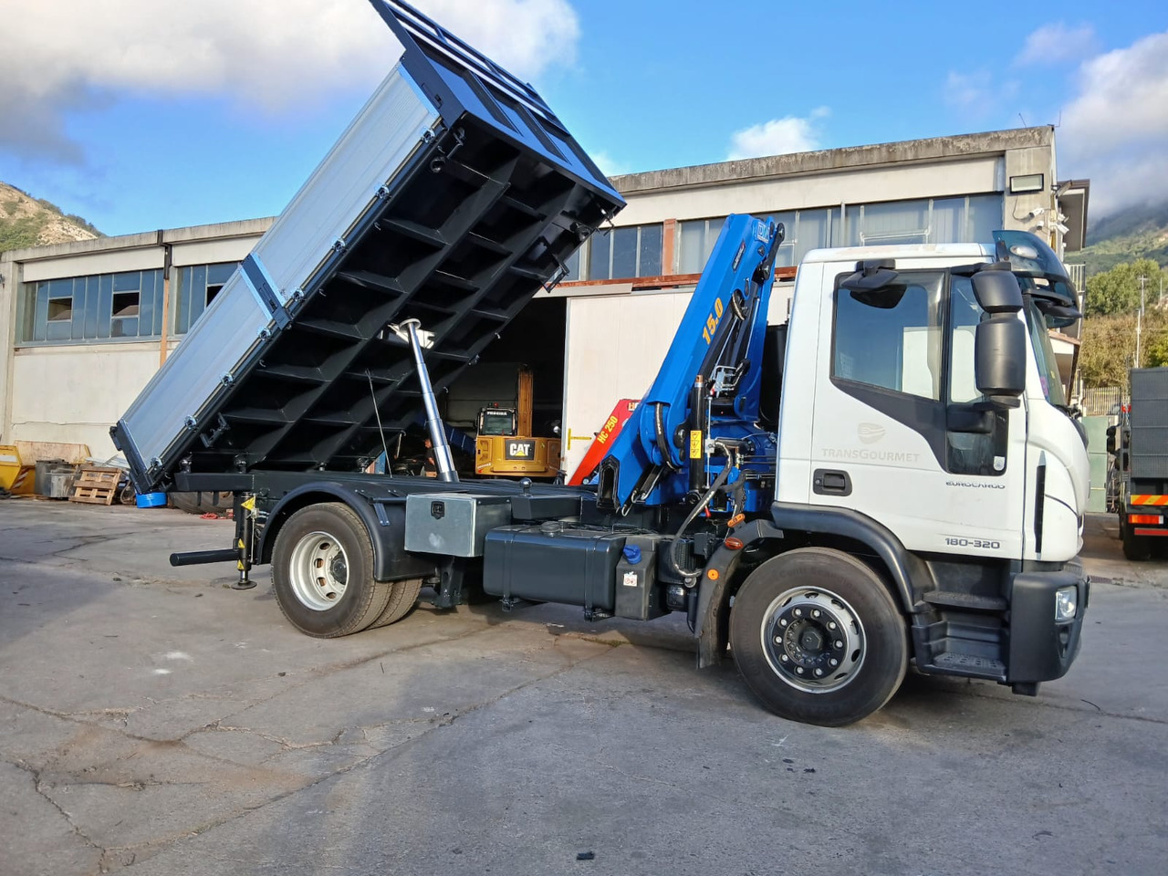 IVECO EUROCARGO 180-320 - Camion cu macara, Camion basculantă: Foto 1 IVECO EUROCARGO 180-320 - Camion cu macara, Camion basculantă: Foto 1