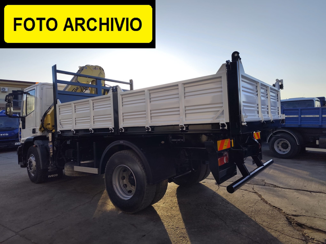 IVECO EUROCARGO 180E30 - Camion basculantă, Camion cu macara: Foto 2 IVECO EUROCARGO 180E30 - Camion basculantă, Camion cu macara: Foto 2