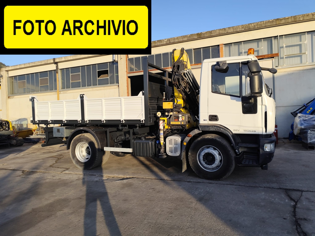 IVECO EUROCARGO 180E30 - Camion basculantă, Camion cu macara: Foto 3 IVECO EUROCARGO 180E30 - Camion basculantă, Camion cu macara: Foto 3