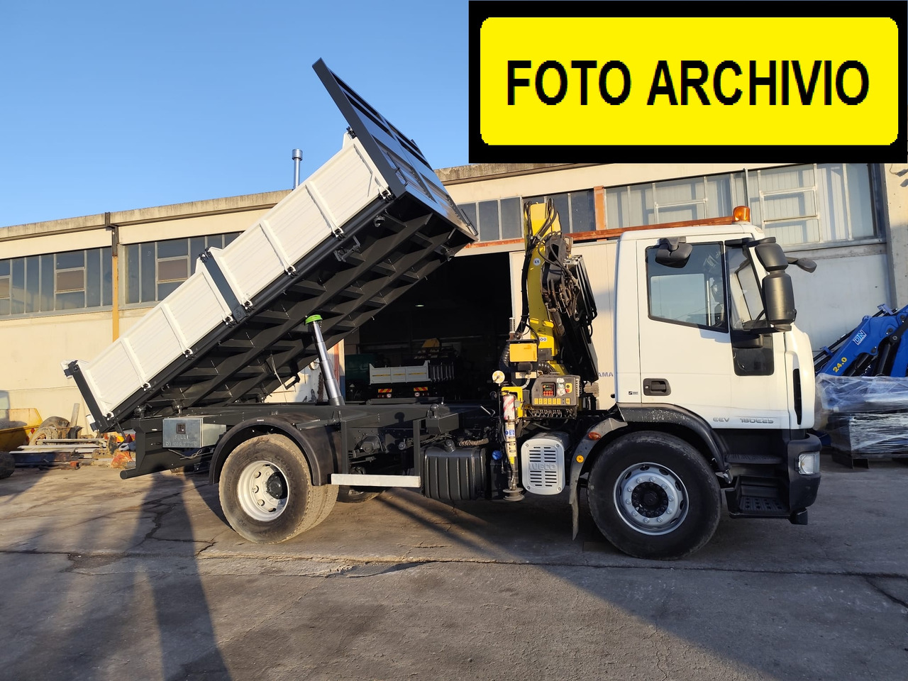 IVECO EUROCARGO 180E30 - Camion basculantă, Camion cu macara: Foto 4 IVECO EUROCARGO 180E30 - Camion basculantă, Camion cu macara: Foto 4