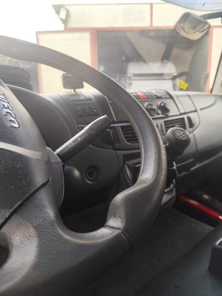 IVECO EUROCARGO 180E30 - Camion platformă: Foto 5 IVECO EUROCARGO 180E30 - Camion platformă: Foto 5