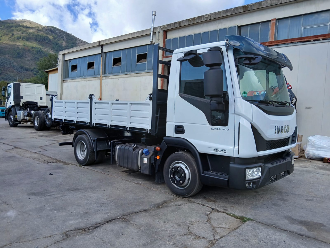 IVECO EUROCARGO 75-210 - Camion basculantă: Foto 1 IVECO EUROCARGO 75-210 - Camion basculantă: Foto 1