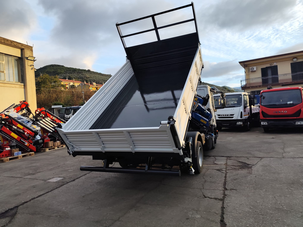 IVECO EUROCARGO 80-210 - Camion cu macara, Camion basculantă: Foto 5 IVECO EUROCARGO 80-210 - Camion cu macara, Camion basculantă: Foto 5