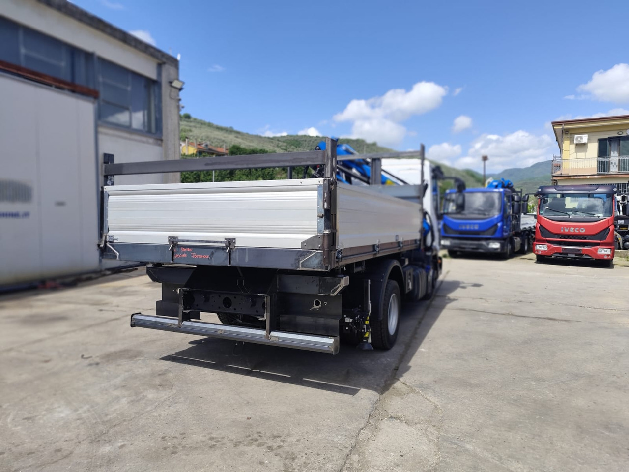 IVECO EUROCARGO 80-220 - Camion cu macara: Foto 5 IVECO EUROCARGO 80-220 - Camion cu macara: Foto 5