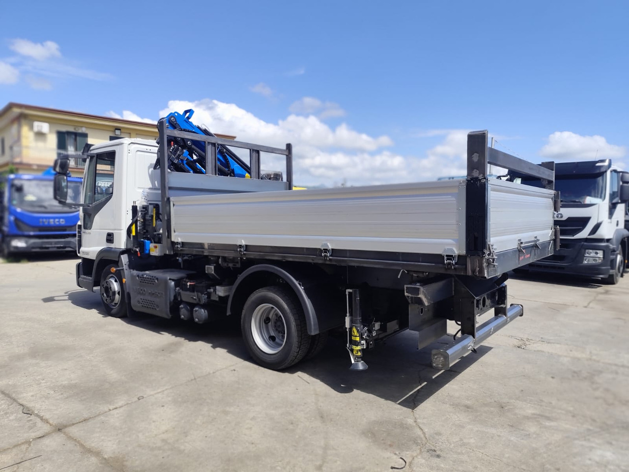 IVECO EUROCARGO 80-220 - Camion cu macara: Foto 4 IVECO EUROCARGO 80-220 - Camion cu macara: Foto 4