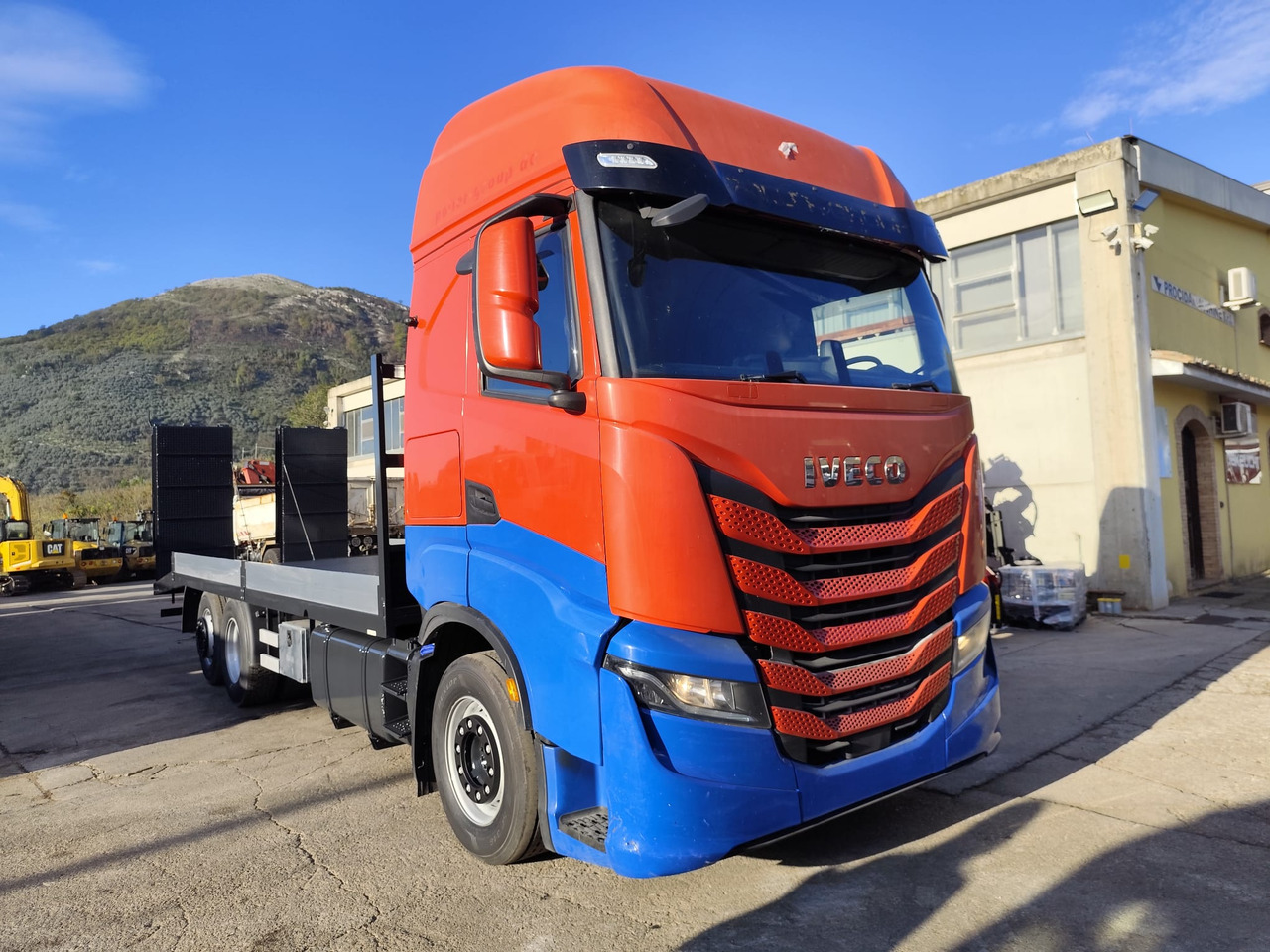 IVECO S-WAY AS260S48 Y - Camion platformă: Foto 1 IVECO S-WAY AS260S48 Y - Camion platformă: Foto 1