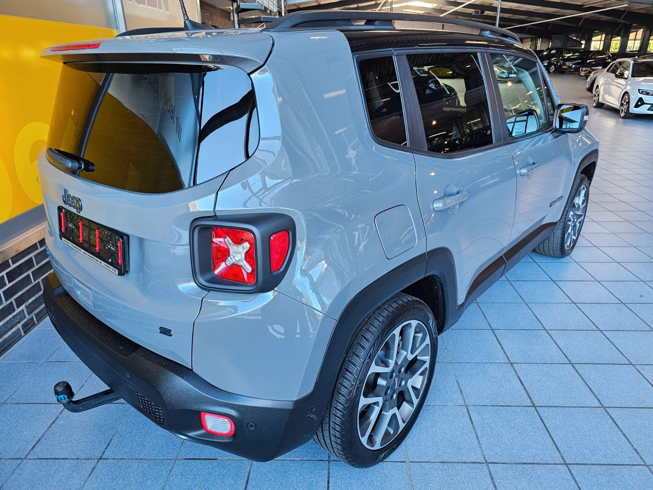 Jeep Renegade S Plug-In-Hybrid 4xe Kamera LED ACC AHK - SUV: Foto 2 Jeep Renegade S Plug-In-Hybrid 4xe Kamera LED ACC AHK - SUV: Foto 2
