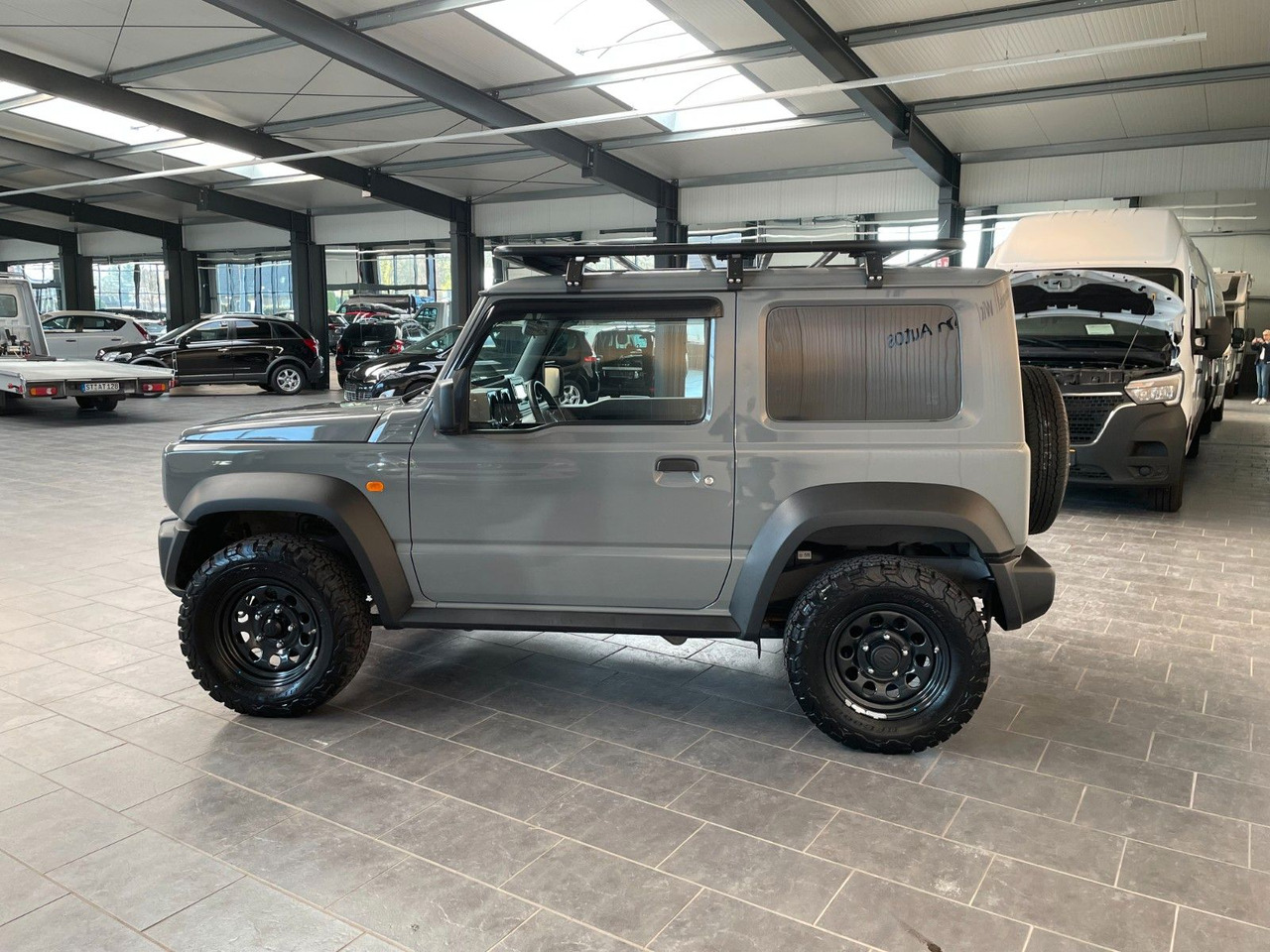 Suzuki Jimny Comfort AllGrip NFZ Dachgepäckträger - SUV: Foto 5 Suzuki Jimny Comfort AllGrip NFZ Dachgepäckträger - SUV: Foto 5