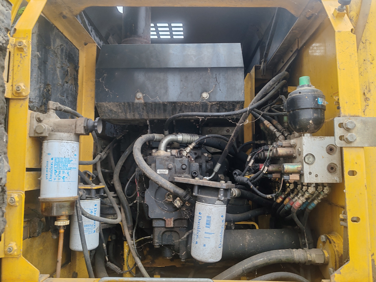 Excavator pe roţi Komatsu PW140-7: Foto 6