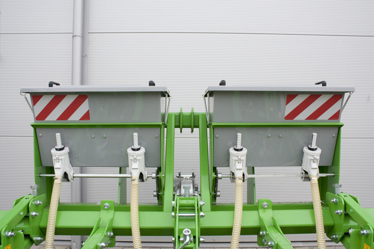 BOMET DISTRIBUTEUR ENGRAIS MINERAUX POUR BINEUSE 4 RANGS NEMBUS - Maşină de împrăştiat îngrăşăminte: Foto 1 BOMET DISTRIBUTEUR ENGRAIS MINERAUX POUR BINEUSE 4 RANGS NEMBUS - Maşină de împrăştiat îngrăşăminte: Foto 1