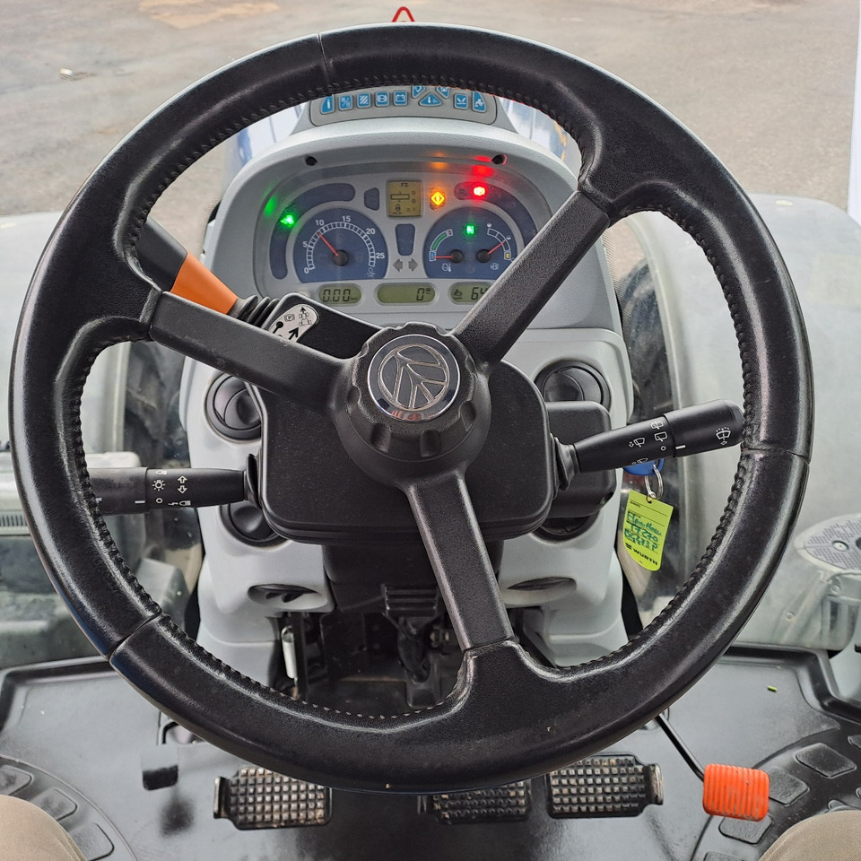 NEW HOLLAND T7.270 BLUEPOWER - Tractor agricol: Foto 2 NEW HOLLAND T7.270 BLUEPOWER - Tractor agricol: Foto 2