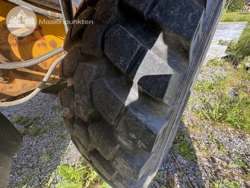 Încărcător frontal pe pneuri JCB 413 K: Foto 34