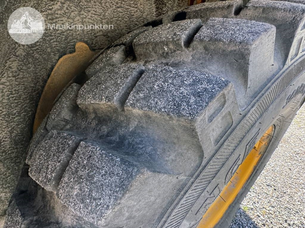 Încărcător frontal pe pneuri JCB 413 K: Foto 18
