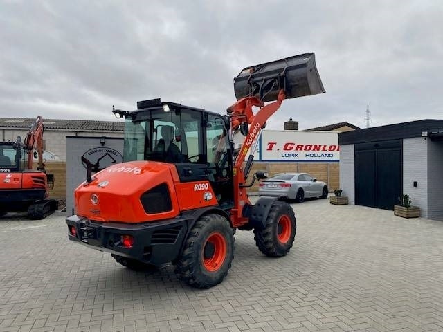 Încărcător frontal pe pneuri Kubota R 090: Foto 10