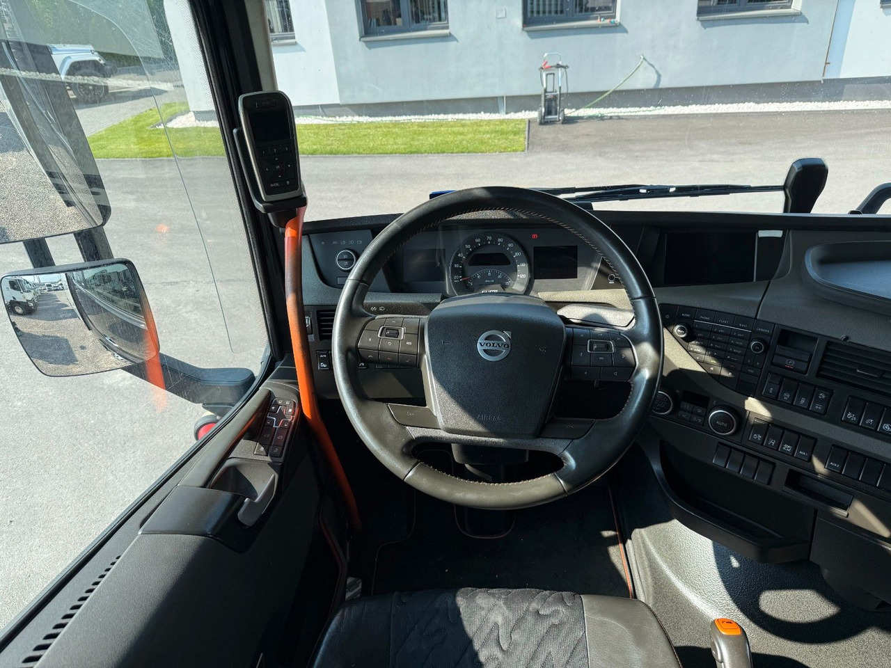 Camion cu prelată Volvo FH16 660 HP XL   TANDEM 6x2 LIMITED EDITION: Foto 19