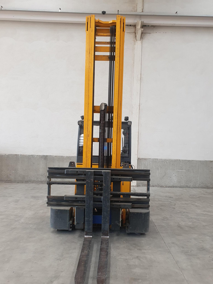 JUNGHEINRICH ETVQ 25 - Stivuitor cu catarg retractabil, cu schimbare rapidă de direcţie: Foto 2 JUNGHEINRICH ETVQ 25 - Stivuitor cu catarg retractabil, cu schimbare rapidă de direcţie: Foto 2