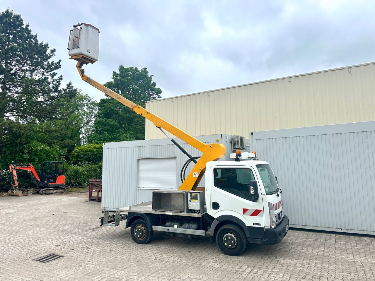 Nissan Cabstar mit Topy11 Arbeitsbühne / 11 Meter - Camion cu nacela: Foto 1 Nissan Cabstar mit Topy11 Arbeitsbühne / 11 Meter - Camion cu nacela: Foto 1