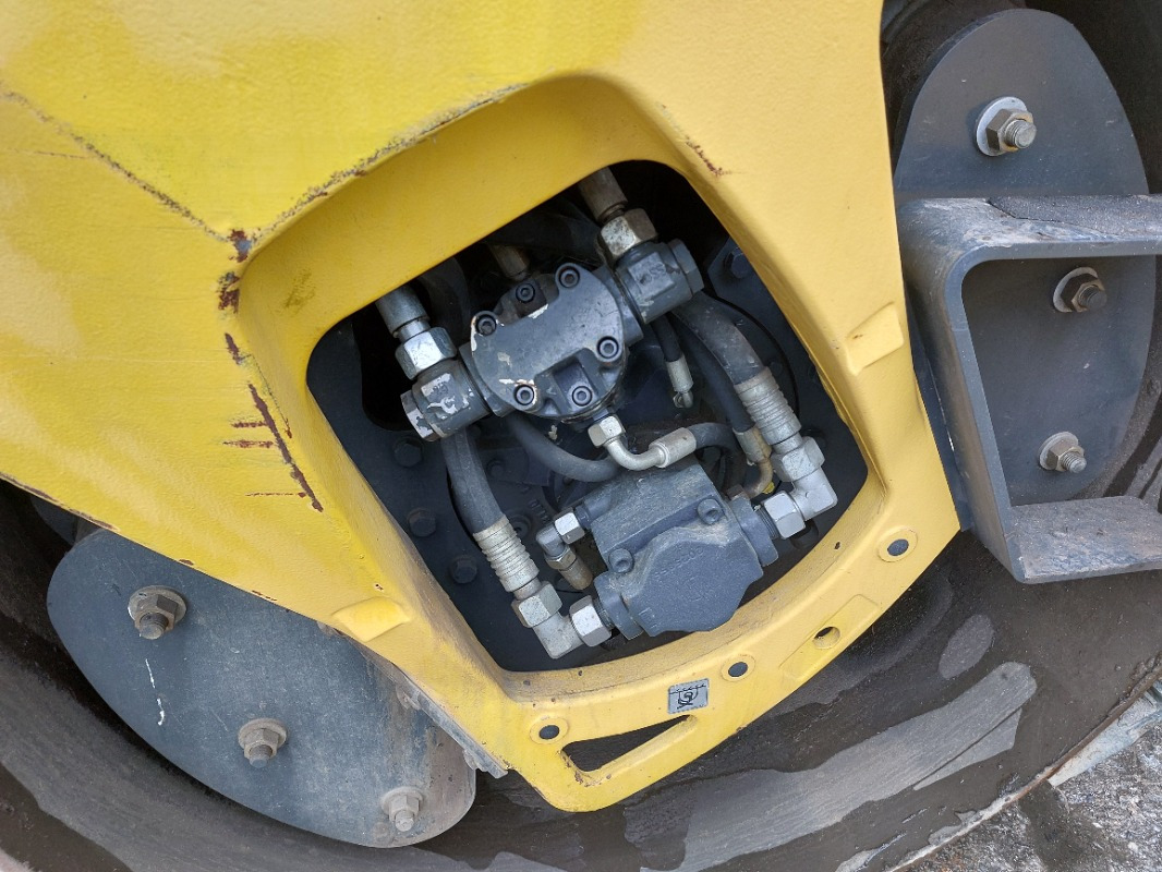 BOMAG DE BW 151 AD-4 AM  Tier 3 - Cilindru compactor: Foto 4 BOMAG DE BW 151 AD-4 AM  Tier 3 - Cilindru compactor: Foto 4