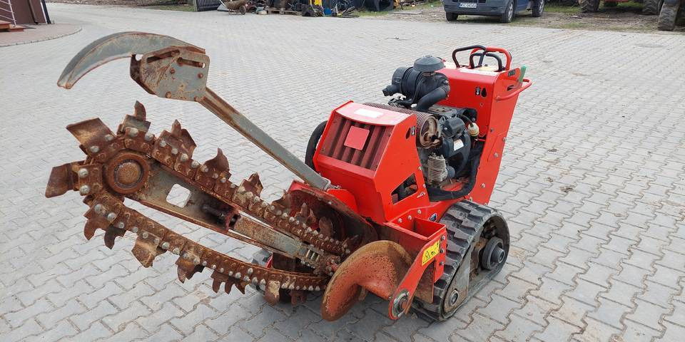 Koparka łańcuchowa Ditch Witch C24X 24 KM Honda - Săpător de şanţuri: Foto 2 Koparka łańcuchowa Ditch Witch C24X 24 KM Honda - Săpător de şanţuri: Foto 2