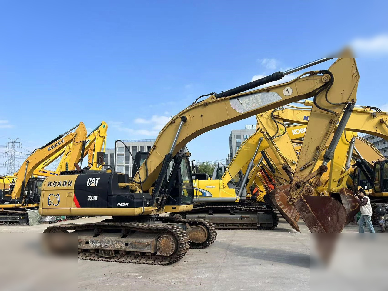 CATERPILLAR 323D - Excavator pe şenile: Foto 1 CATERPILLAR 323D - Excavator pe şenile: Foto 1
