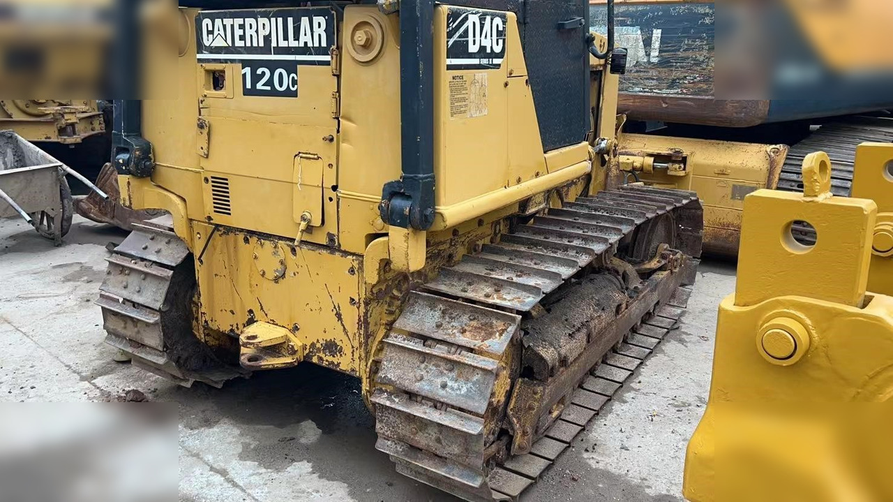 CATERPILLAR D4C - Buldozer: Foto 3 CATERPILLAR D4C - Buldozer: Foto 3