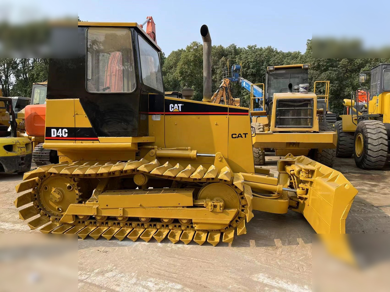 CATERPILLAR D4C - Buldozer: Foto 3 CATERPILLAR D4C - Buldozer: Foto 3