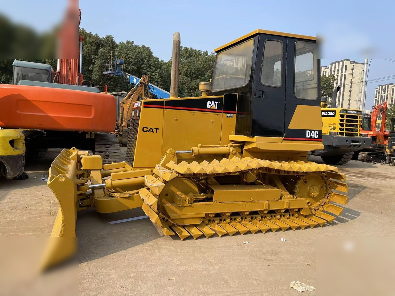 CATERPILLAR D4C - Buldozer: Foto 1 CATERPILLAR D4C - Buldozer: Foto 1