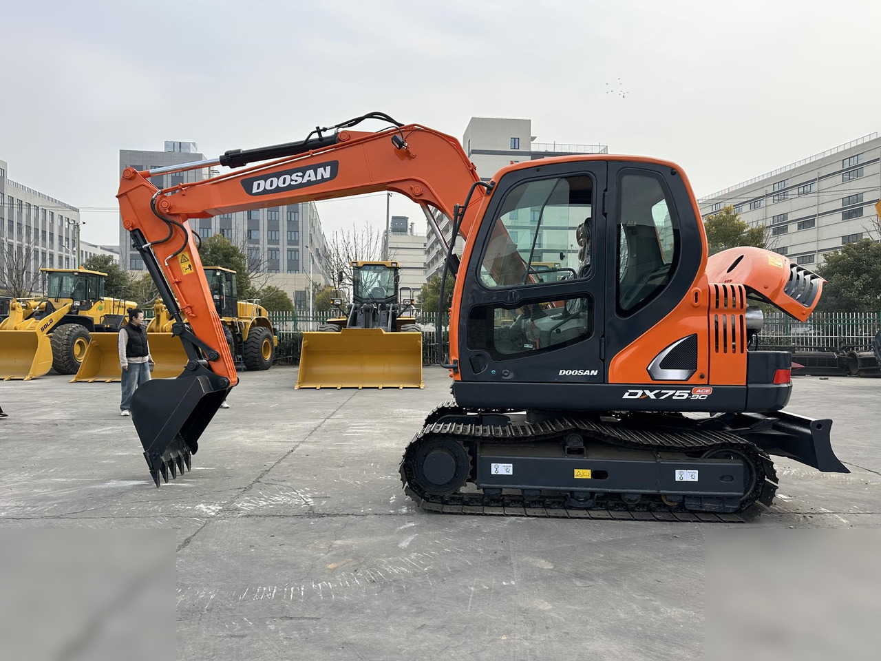 DOOSAN DX75-9CN - Excavator pe şenile: Foto 1 DOOSAN DX75-9CN - Excavator pe şenile: Foto 1