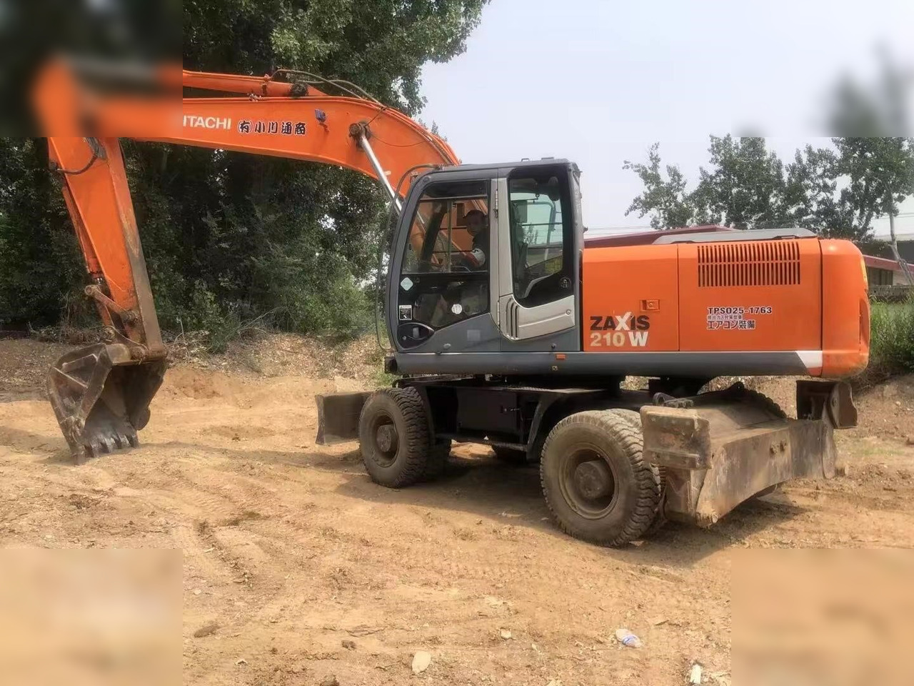 HITACHI ZX210W - Excavator pe roţi: Foto 4 HITACHI ZX210W - Excavator pe roţi: Foto 4