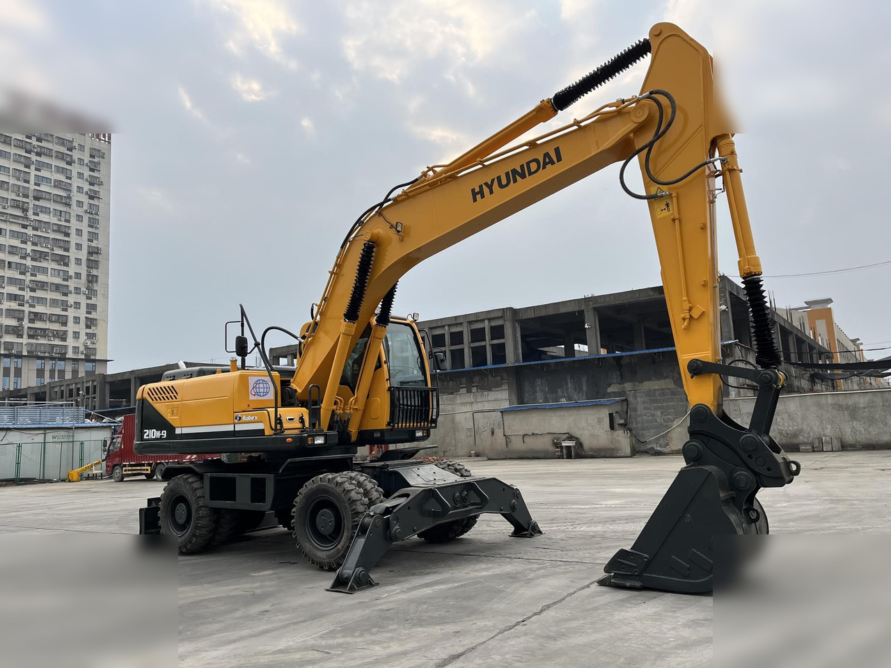 HYUNDAI ROBEX 210W-9 - Excavator pe roţi: Foto 2 HYUNDAI ROBEX 210W-9 - Excavator pe roţi: Foto 2