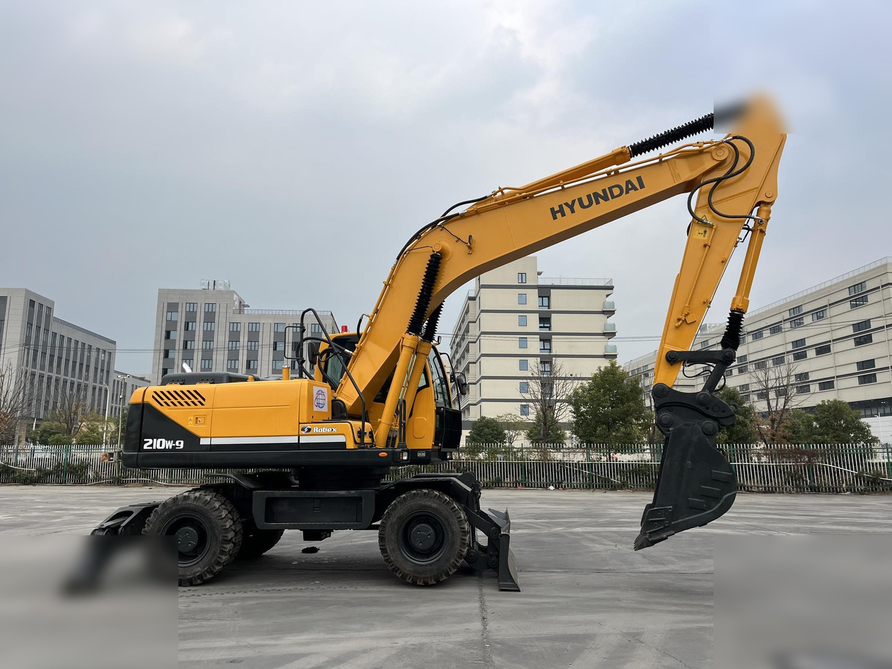 HYUNDAI ROBEX 210W-9 - Excavator pe roţi: Foto 4 HYUNDAI ROBEX 210W-9 - Excavator pe roţi: Foto 4