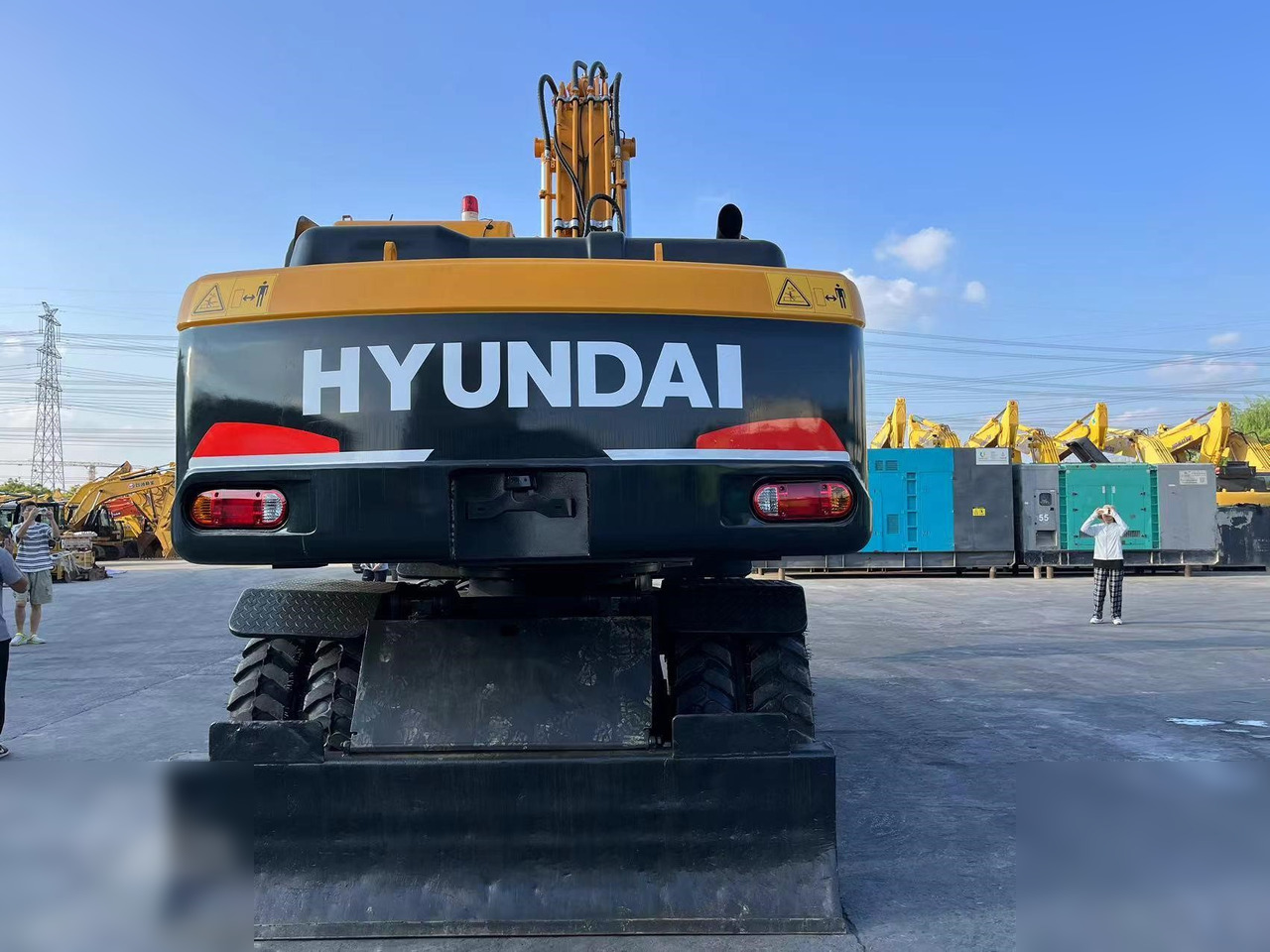 HYUNDAI ROBEX 210W-9 - Excavator pe roţi: Foto 4 HYUNDAI ROBEX 210W-9 - Excavator pe roţi: Foto 4