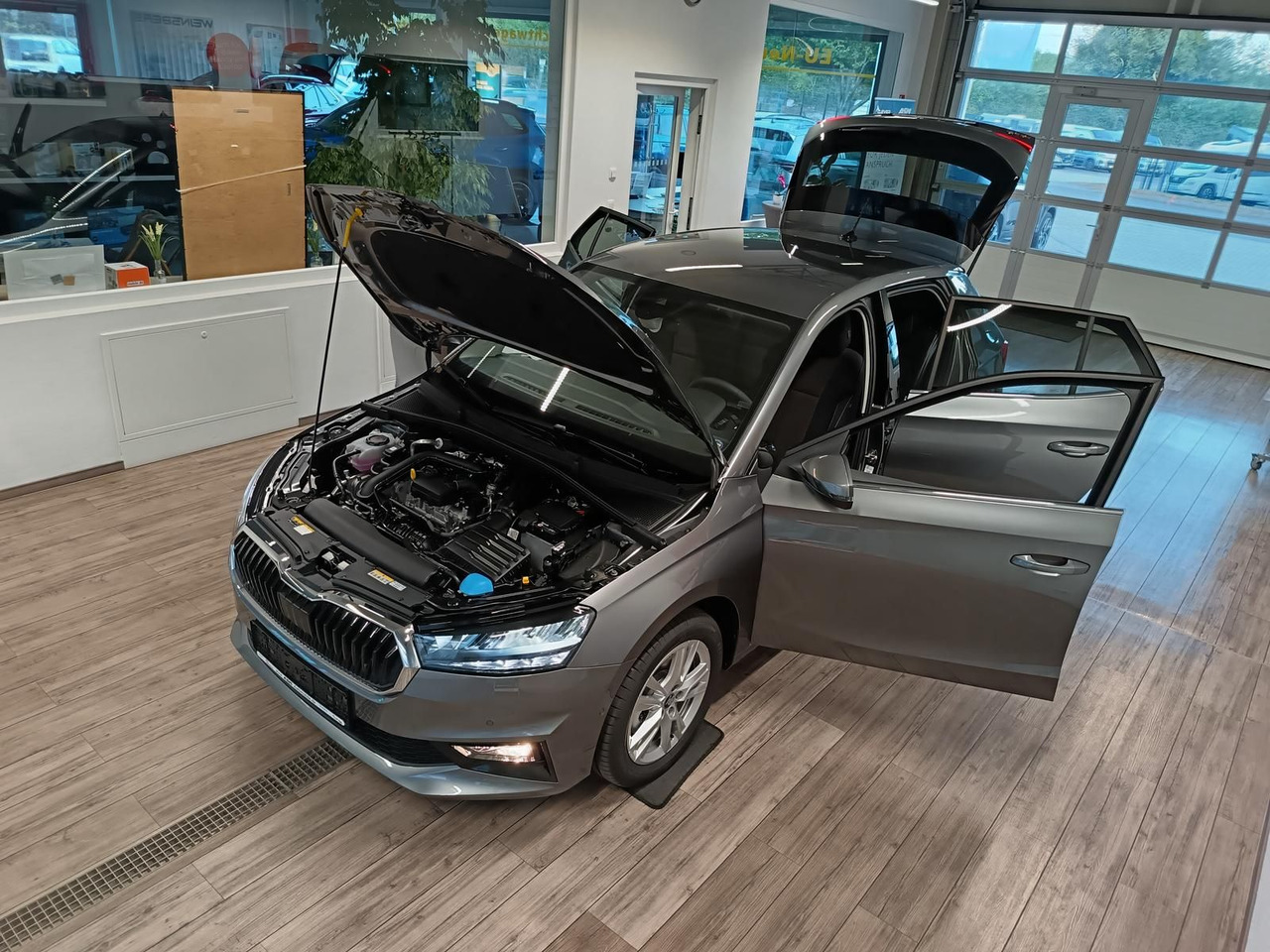 Skoda Fabia 30 Jahre DSG*VORBER.AHK*LED*R-KAM*TEMP*DAB - Berlină/ Sedan: Foto 2 Skoda Fabia 30 Jahre DSG*VORBER.AHK*LED*R-KAM*TEMP*DAB - Berlină/ Sedan: Foto 2
