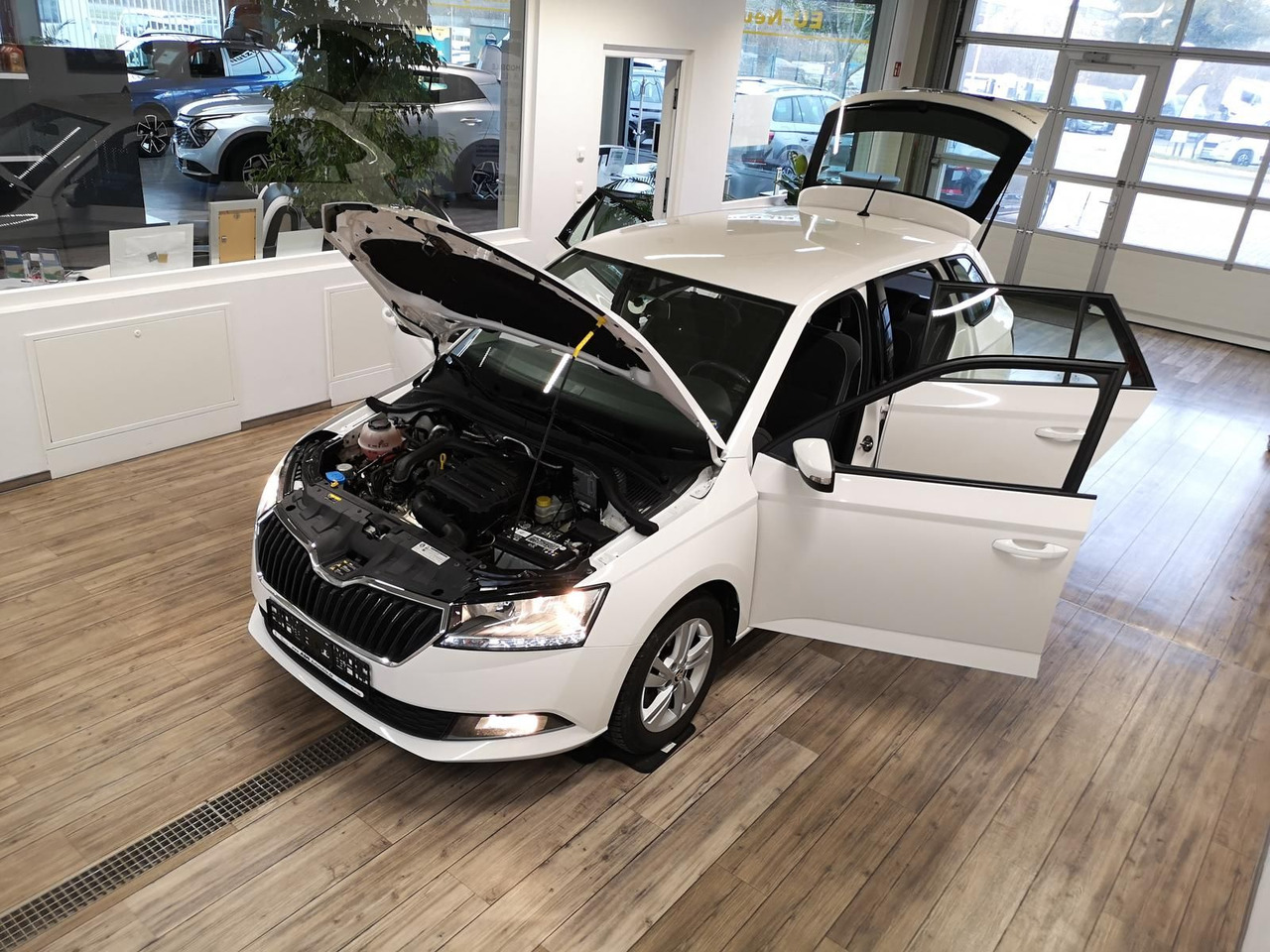 Skoda Fabia Combi Ambition 1.0TSI 81kW+R-KAM+PDC+KLIMA - Mașină break: Foto 5 Skoda Fabia Combi Ambition 1.0TSI 81kW+R-KAM+PDC+KLIMA - Mașină break: Foto 5
