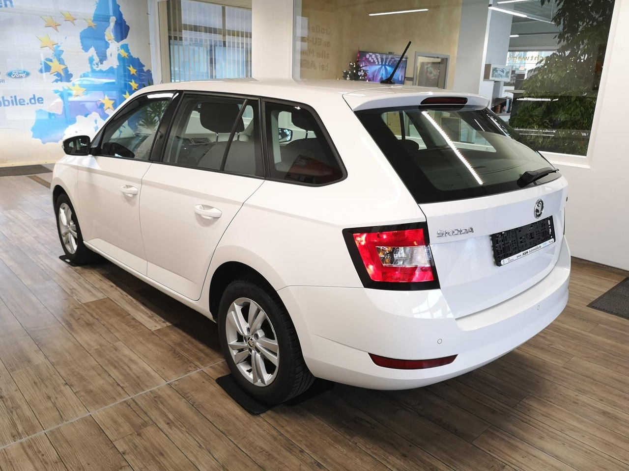 Skoda Fabia Combi Ambition 1.0TSI 81kW+R-KAM+PDC+KLIMA - Mașină break: Foto 3 Skoda Fabia Combi Ambition 1.0TSI 81kW+R-KAM+PDC+KLIMA - Mașină break: Foto 3