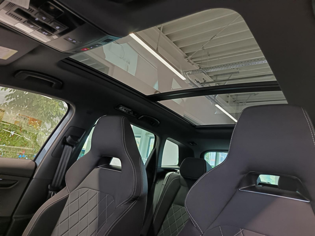 SUV Skoda Karoq Sportline 1,5 TSI DSG*AHK*PSD*STD.HZG*NAVI: Foto 17 SUV Skoda Karoq Sportline 1,5 TSI DSG*AHK*PSD*STD.HZG*NAVI: Foto 17