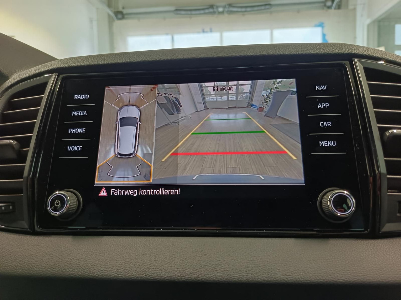 SUV Skoda Karoq Sportline 1,5 TSI DSG*AHK*PSD*STD.HZG*NAVI: Foto 15 SUV Skoda Karoq Sportline 1,5 TSI DSG*AHK*PSD*STD.HZG*NAVI: Foto 15