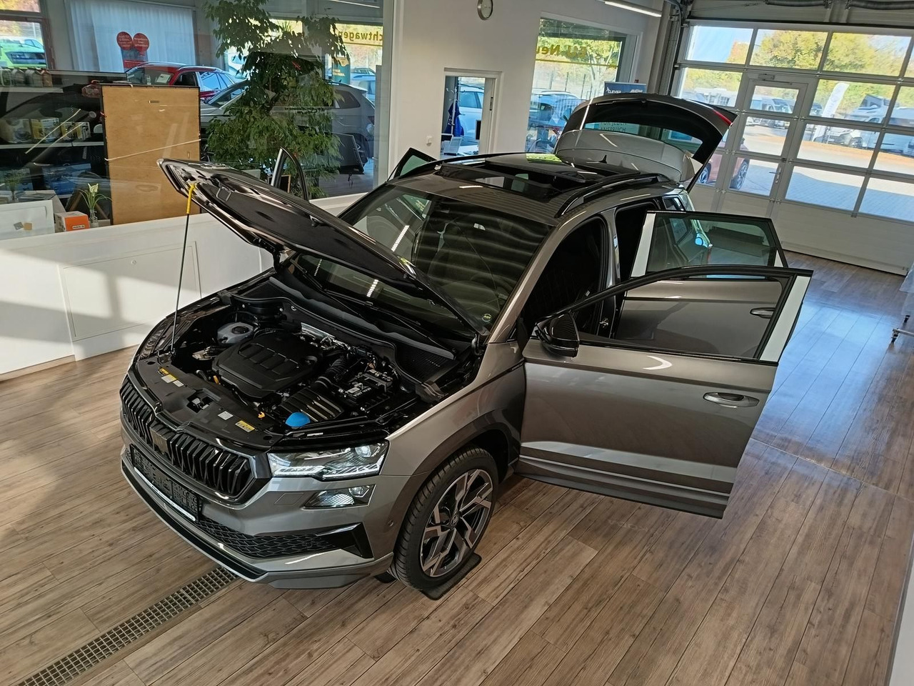 Skoda Karoq Sportline 2,0 TDI DSG 4x4*AHK*PSD*STD.HZG* - SUV: Foto 2 Skoda Karoq Sportline 2,0 TDI DSG 4x4*AHK*PSD*STD.HZG* - SUV: Foto 2